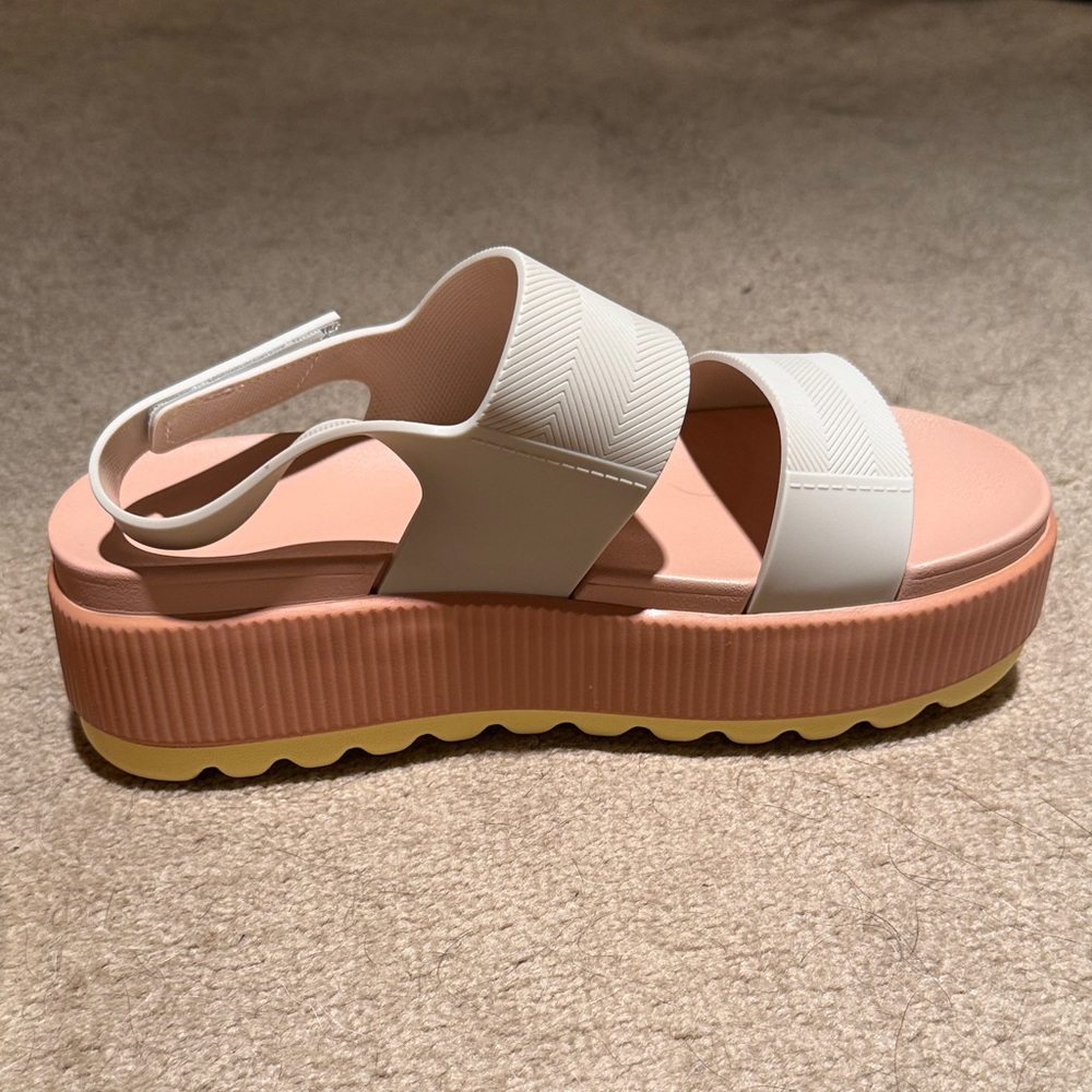 NWOT Women’s beige sandals - Picture 2 of 5